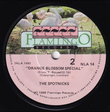 The Rivieras - California Sun / The Spotnicks - Orange Blossom Special (split 7") - Image 3